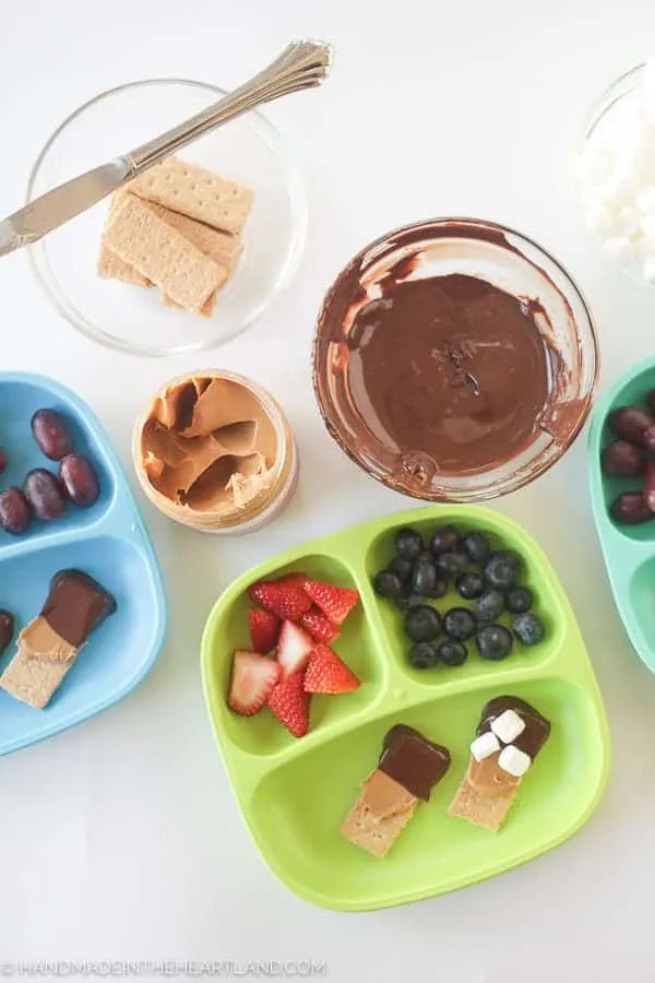 After school snacking should be easy. In this post I show you some simple, fun and creative ideas for easy after school snacks for kids. Easy after school snacks that can be made in minutes with pantry items