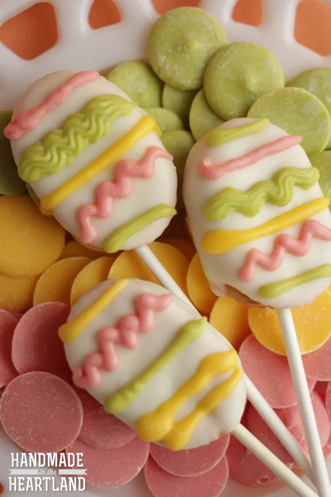 white chocolate covered peanut butter crackers decorated like Easter eggs